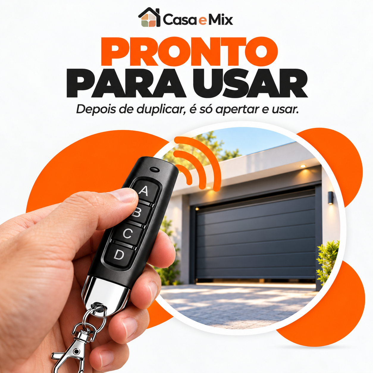Mão apertando o controle com o portão de uma casa ao fundo